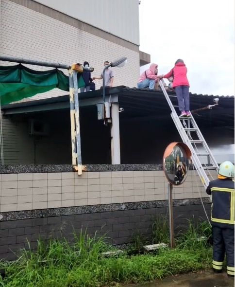 影/救援畫面曝光！高雄洗衣工廠下班前突冒濃煙　8員工困受困消防架梯