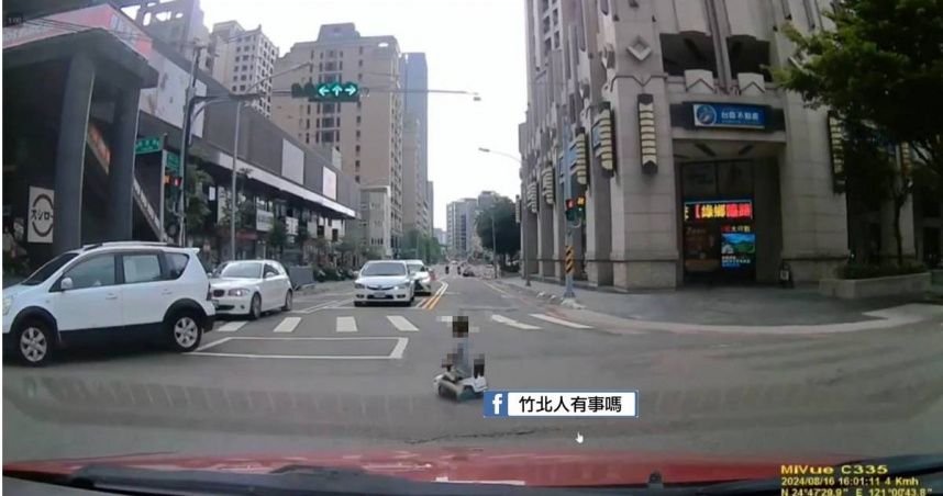 竹科驚見街頭小霸王！「玩具小車」闖紅燈甩尾畫面流出　網開砲：爸媽呢？