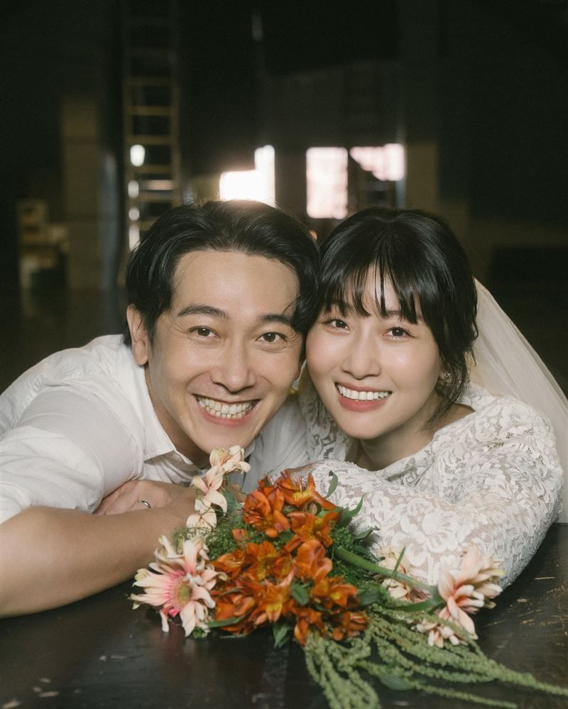 快訊/愛情長跑7年！金鐘視后朱芷瑩甜曬婚戒牽手照　男友施名帥生日曝結婚喜訊