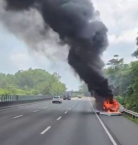 快訊/國3北上關廟段「路肩火燒車」！巨量黑煙狂竄橫跨4車道