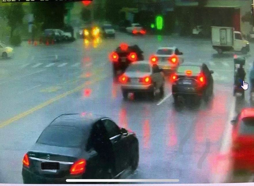 偷吃遭抓包起糾紛！「球棒隊」車門掉落雨中行駛　街頭喋血嘉義警逮13人