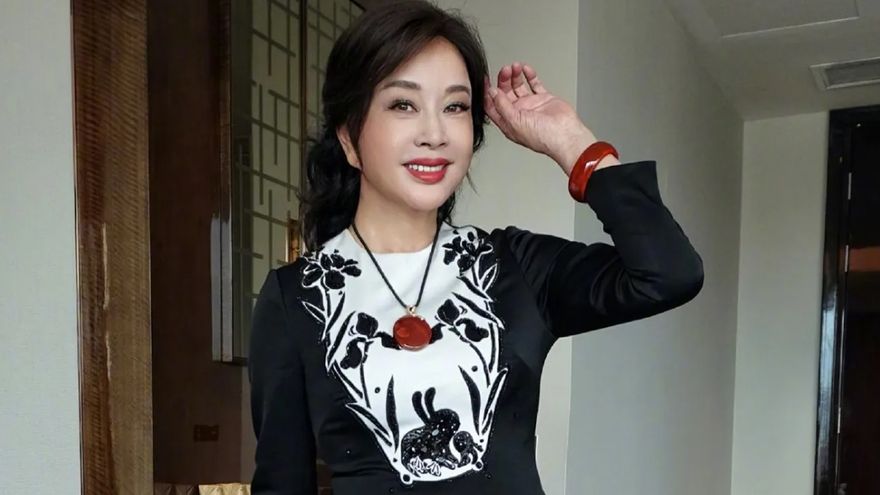 演武則天爆紅！73歲劉曉慶傳4度離婚　被曝「現擁8男友」快樂戀愛中