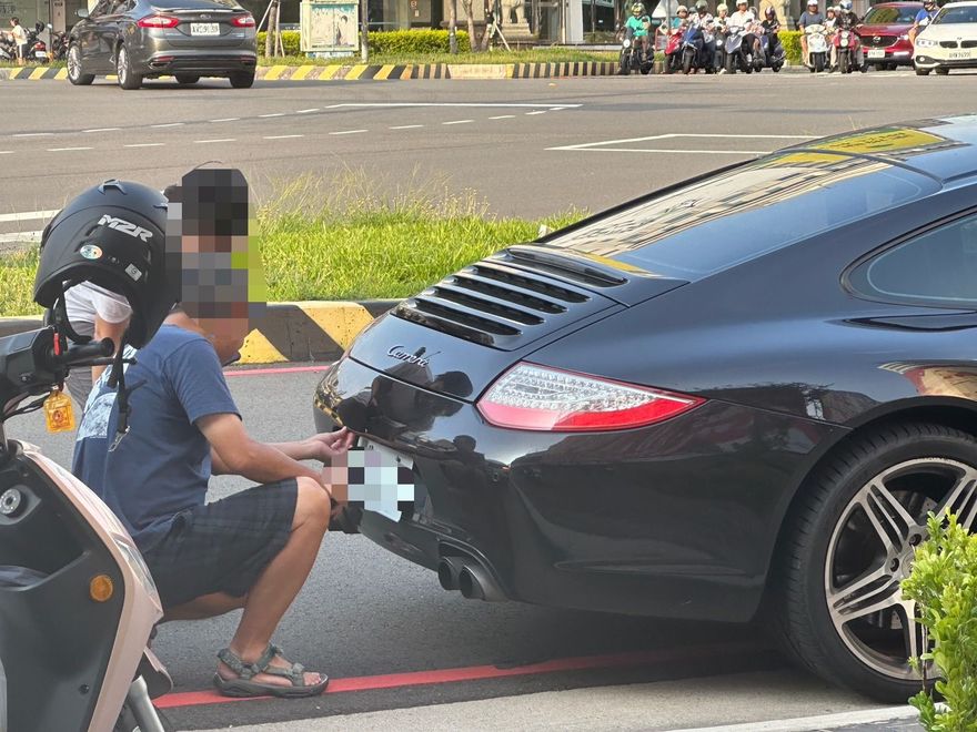 快訊/薪水恐不夠賠！台中700萬「雙門跑車」遭休旅車猛撞　「屁股」擦傷哭哭了