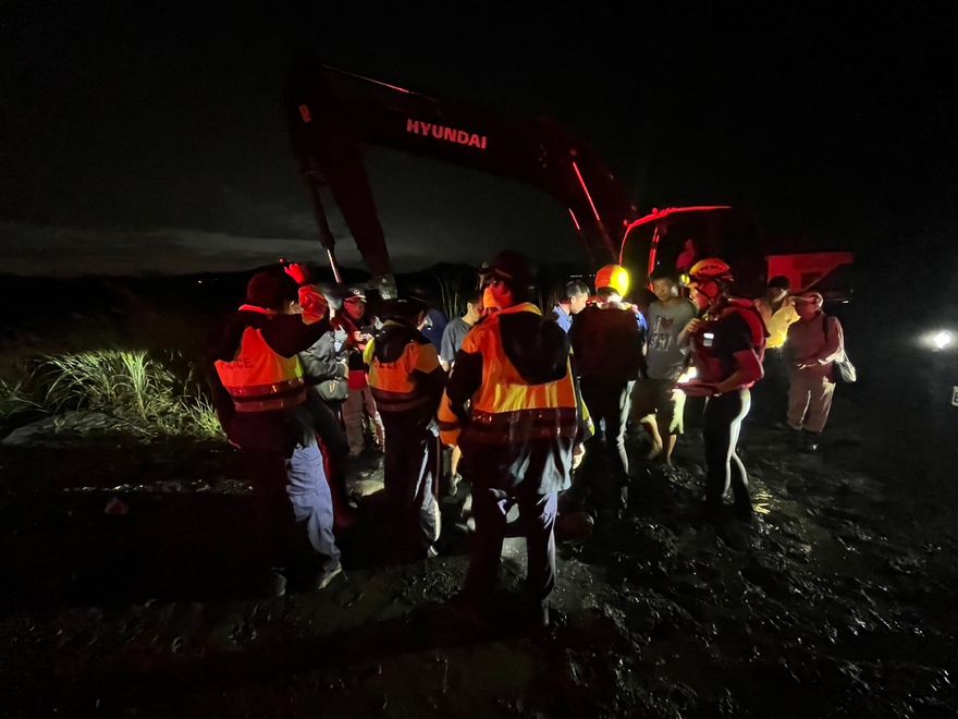 快訊/「核級雨彈」狂轟炸！高雄六龜「大津橋」河水暴漲6人受困沙洲　驚險畫面曝
