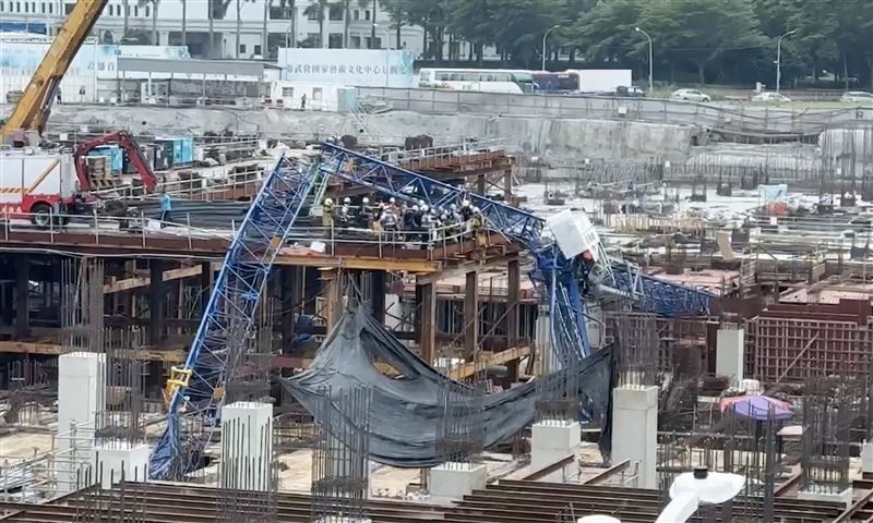 玄！高雄三井工地「沒吊料」吊臂突折斷砸死人　目擊工人：要拜拜了
