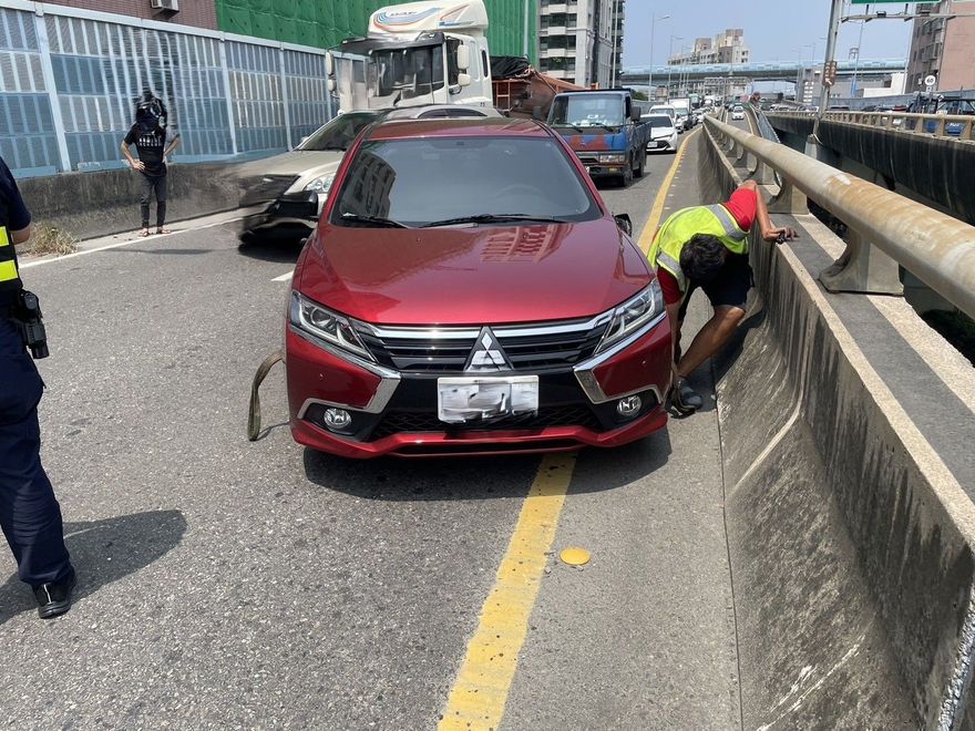 跟車太近！國10左營段尾端「轎車碰砂石車」32歲女駕駛送醫