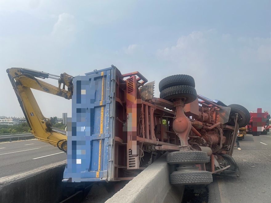 快訊/國1北上麻豆段車禍！大貨車爆胎失控翻覆「糗卡分隔島」　駕駛幸無礙