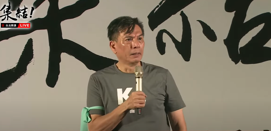 影/美國歐巴桑小草起義！飆罵媒體人：把柯文哲的手銬起來「台灣是得什麼病」？