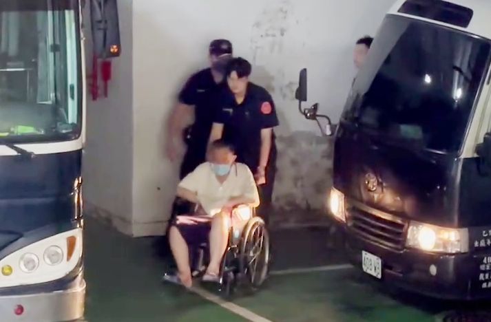 快訊/威風氣焰變「虛弱」！沈慶京被提訊　低頭坐輪椅被推進北檢