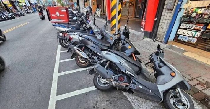 身體不適疑吸「喪屍菸彈」？新北男撞整排機車落跑　警20分鐘逮毒蟲