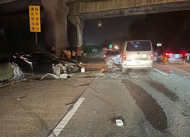 快訊/重大車禍！國3大溪段4車追撞釀1傷　自小客車頭炸開變形