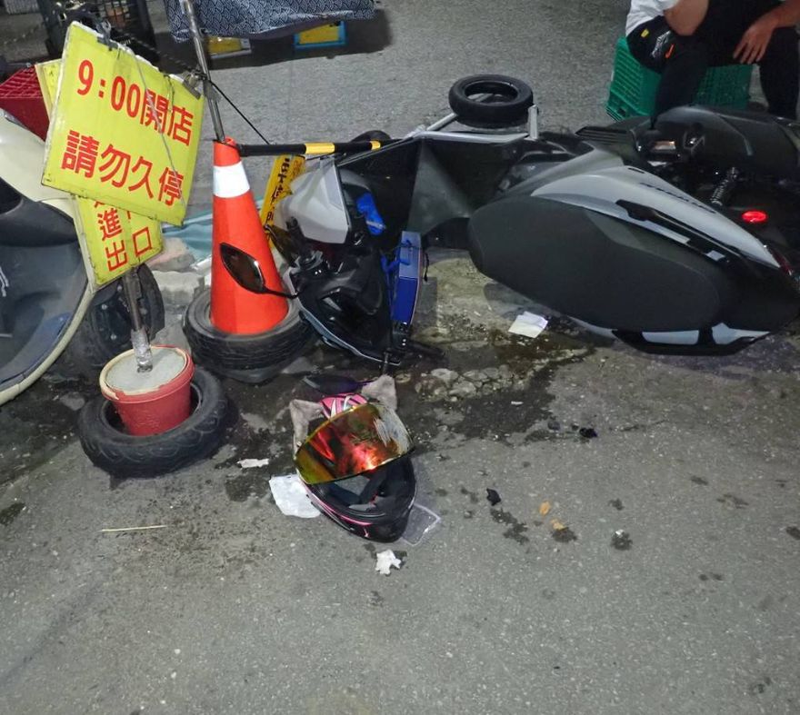 影/半夜驚魂！台中三寶女「鬼切」逆向騎跨雙黃線　對撞3傷送醫