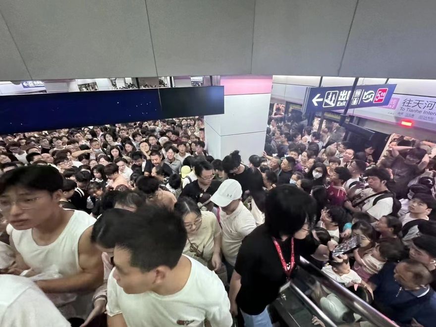 影/「人从众」擠到地鐵跑不動！搶看長江煙火　武漢站「日載597.5萬人」破紀錄