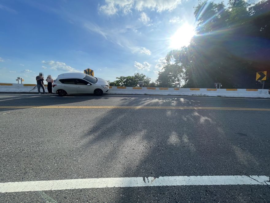 奇葩駕駛出沒！彰化轎車「過彎失控」衝對向車道　下秒「騎」上護欄