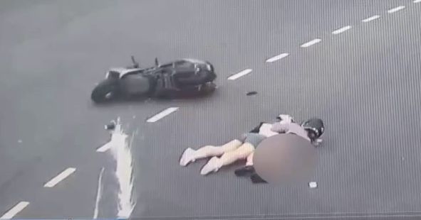 影/天兵嫩妹無照騎車載人慘摔　害姊妹淘走光、自己「正面著地」還二度車禍