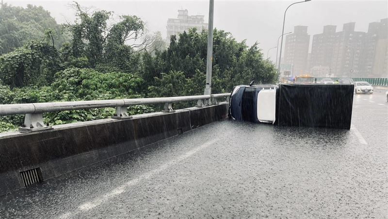 快訊/暴雨淹國道！小貨車打滑翻覆國3接土城台65出口　外車道受阻