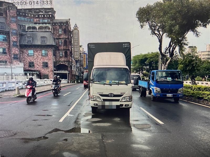 影/打P檔後昏迷！安平貨車停快車道「司機詭異側躺」　疑心梗猝死