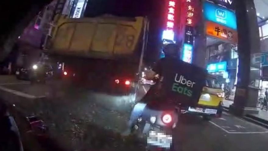 驚悚！中壢砂石車突「卸貨」外送員險遭活埋　旁邊民眾全嚇傻