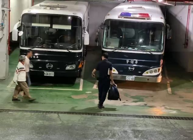 快訊/李文宗、朱亞虎羈押禁見　上銬坐囚車押往台北看守所