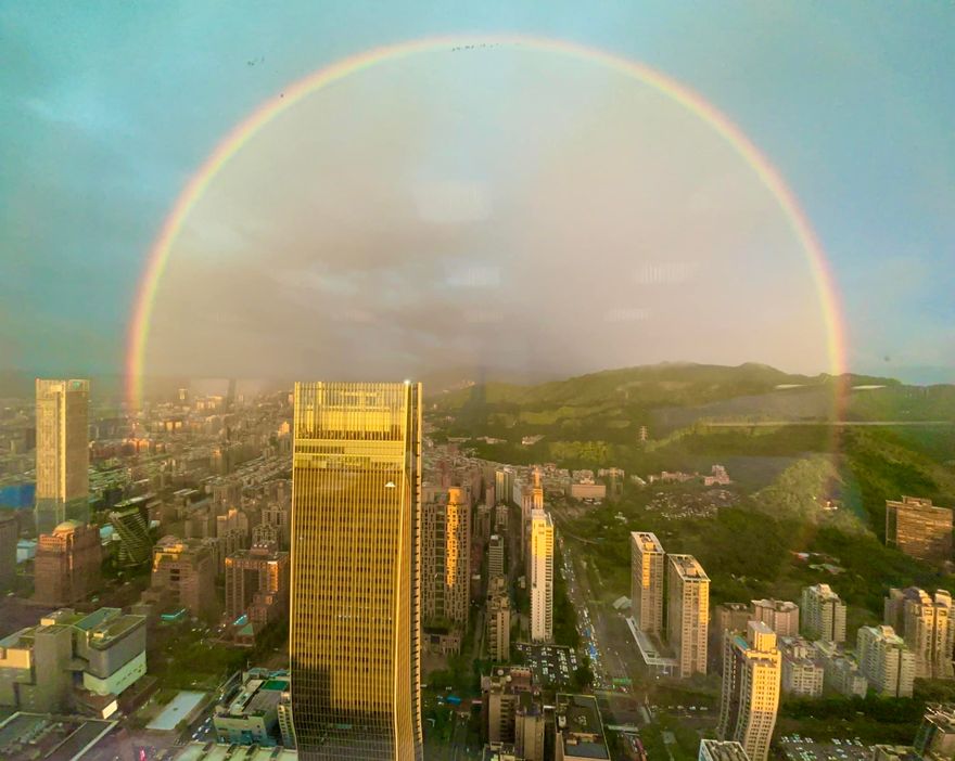 颱風前夕小確幸！台北、新竹天空出現彩虹奇景　網友驚呼：像「時空穿越門」