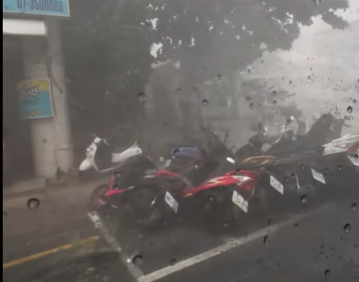 影/路邊摩托車全倒！山陀兒狂風暴雨肆虐高雄　超驚悚畫面曝光
