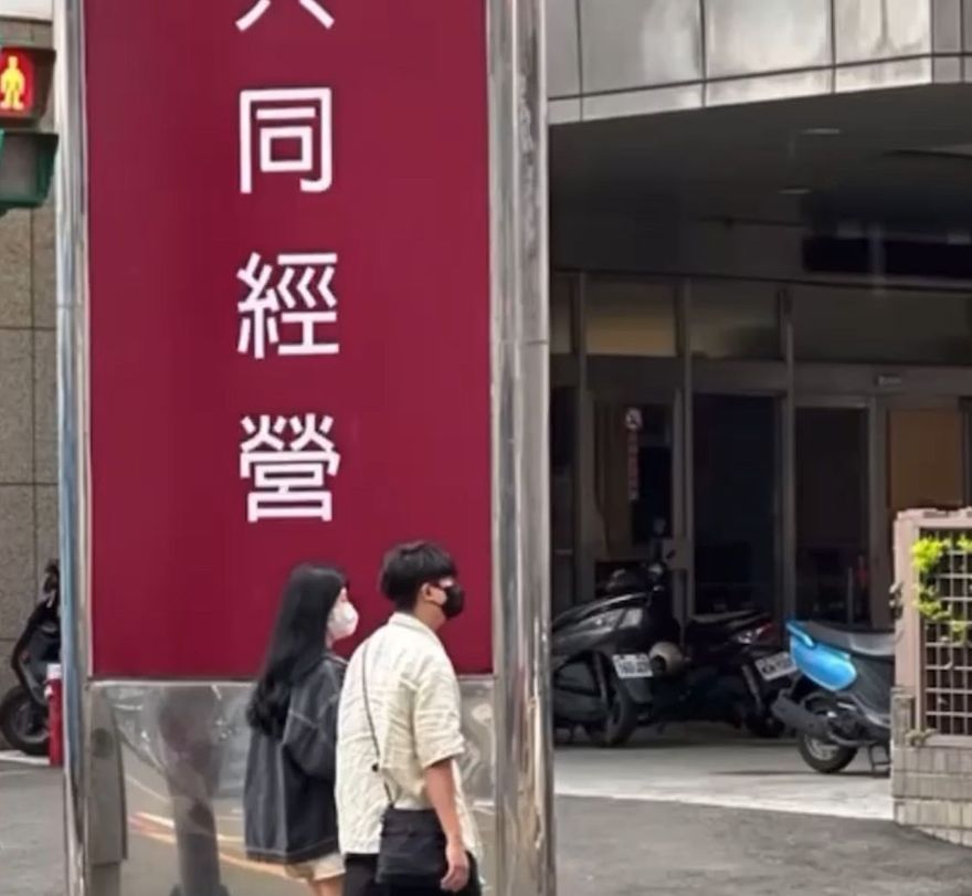 影/大書遭前妻控「帶女實習生開房」　Dcard流出帶妹「共同經營」畫面