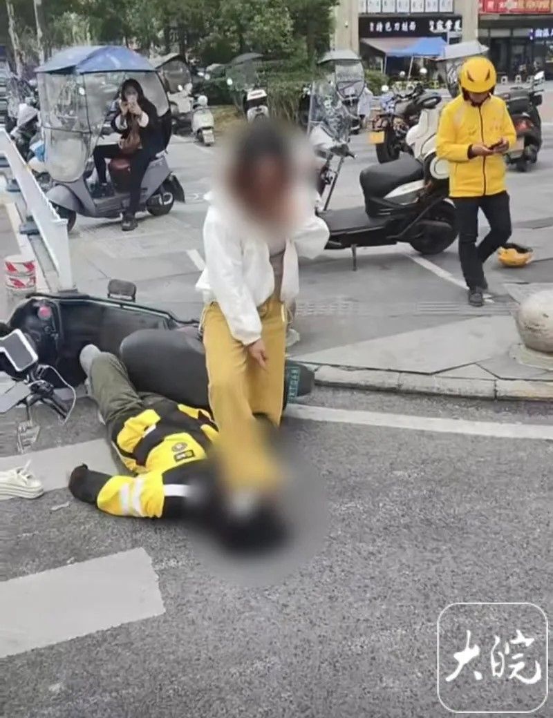 影/騎車爆口角！陸外送員遭酒醉女「痛毆踹臉」：第一天上班就被打進急診室