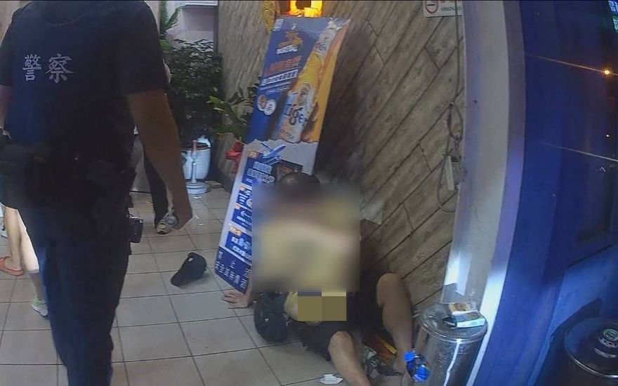 雙十節台中凌晨槍響！唱歌搶麥吵架竟「朝對方臉開槍」　狂男遭噴辣椒水制伏