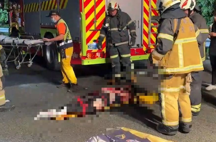 快訊/近距離變形遺體畫面曝！　國3爆頭、噴腦漿死亡車禍「撞破玻璃摔路肩」