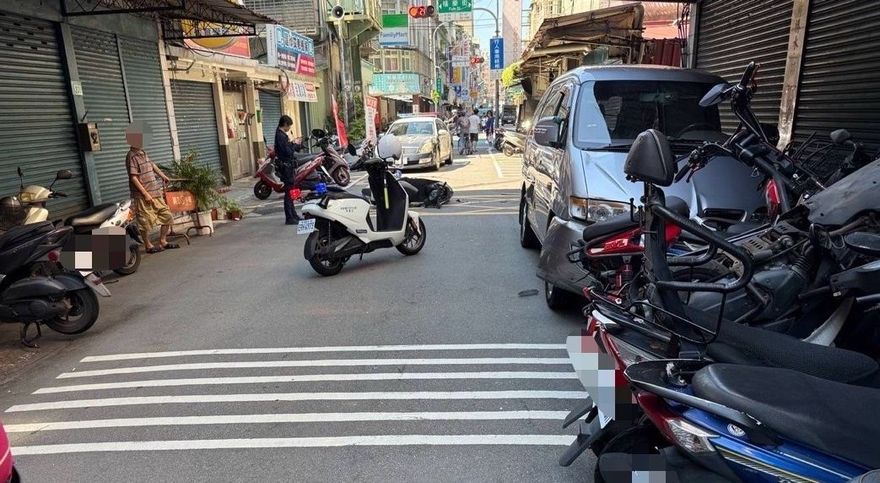 快訊/新莊轎車暴衝「整排機車撞倒」成保齡球　1騎士遭噴飛急送醫