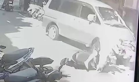 快訊/驚悚瞬間曝！新莊男開車疑「身體不適」撞13車　7旬翁噴飛命危