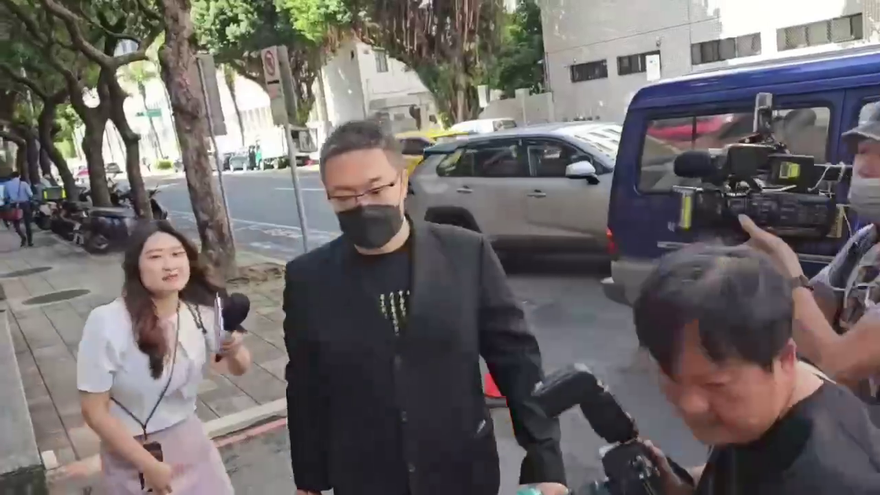 快訊/黑與白的辯論對決！朱學恒昨po道歉文今「提前半小時出庭」　鍾沛君也到了