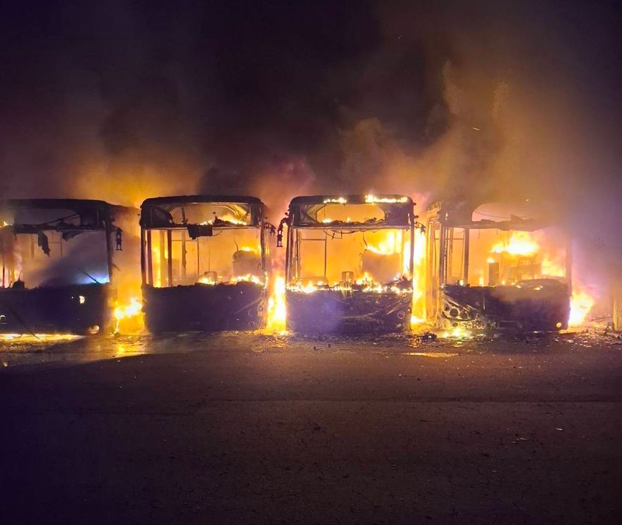 快訊/欠薪風波雪上加霜！　台中客運停車場「9車燒毀火警」是四方電巴的車