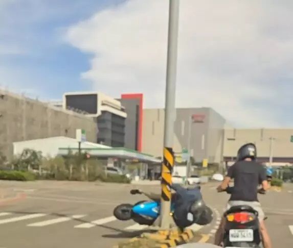 影/超狂強風釀禍！台積電竹南廠前「騎士連人帶車被吹翻」　狠撞分隔島