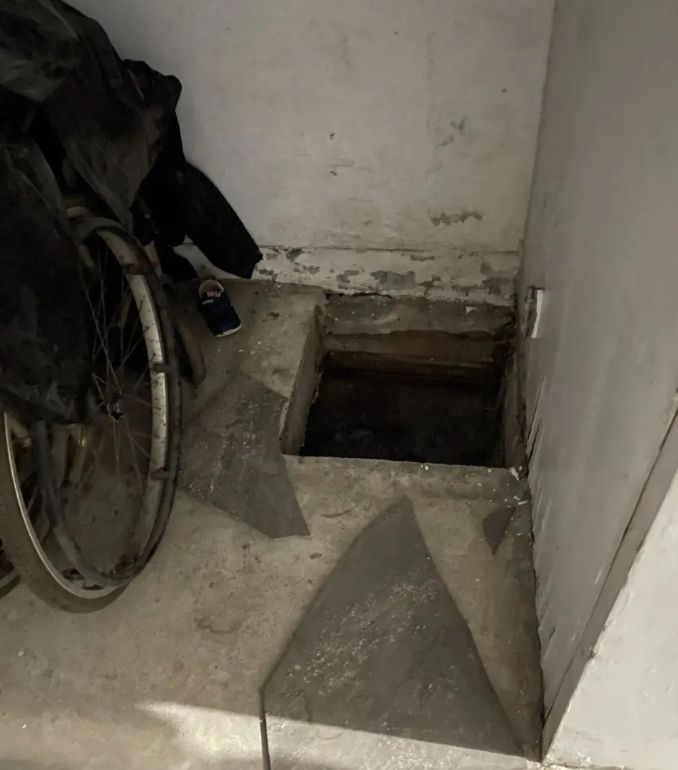老公寓藏陷阱！1歲兒慘墜近2米積水地下室　母嚇壞跳下救子