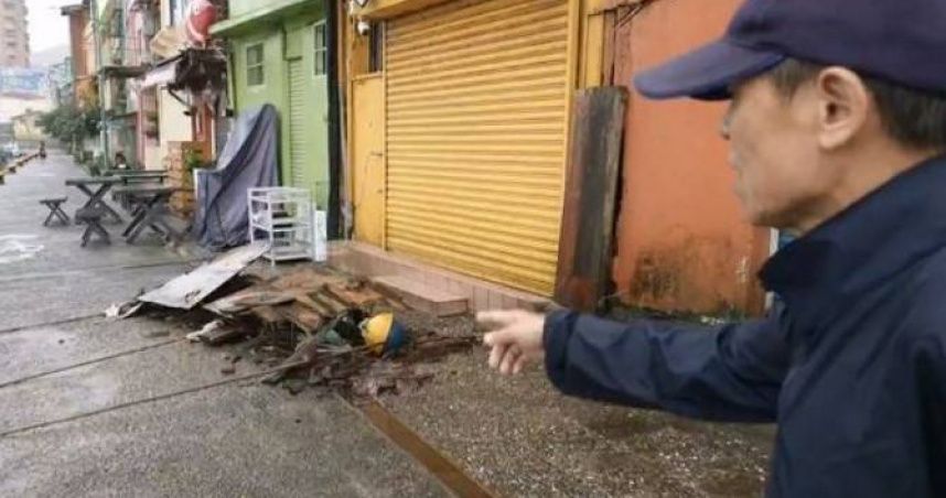 天降鐵皮！基隆正濱彩虹屋遭大雨沖刷　4樓屋頂「一大片掉落」嚇壞民眾