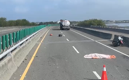 影/台61線死亡車禍！45歲重機騎士「自撞護欄」喪命　當場蓋白布