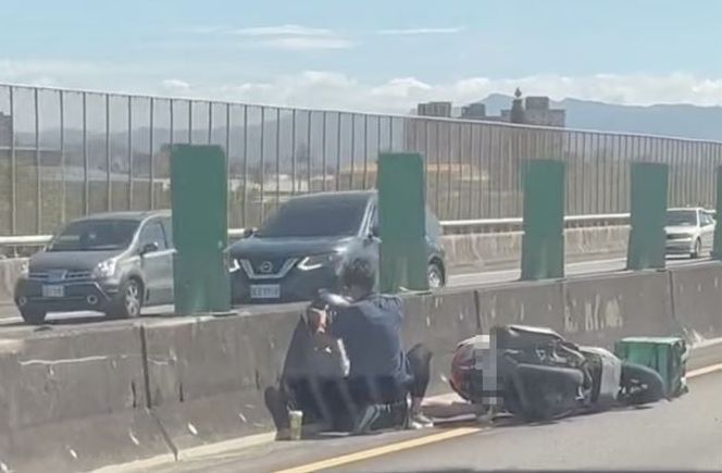 影/拿命爭路權？「吳柏毅」衝國道2號跑外送　撞護欄摔車最後被特斯拉救了