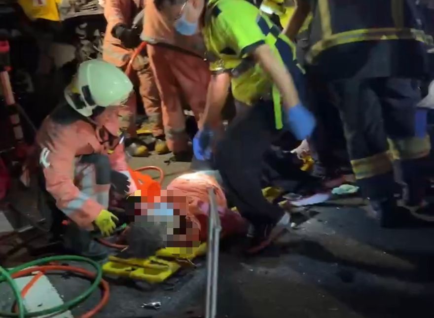 影/傷者名單曝！國3南下香山段6大小車嚴重車禍「6傷、3人OHCA」