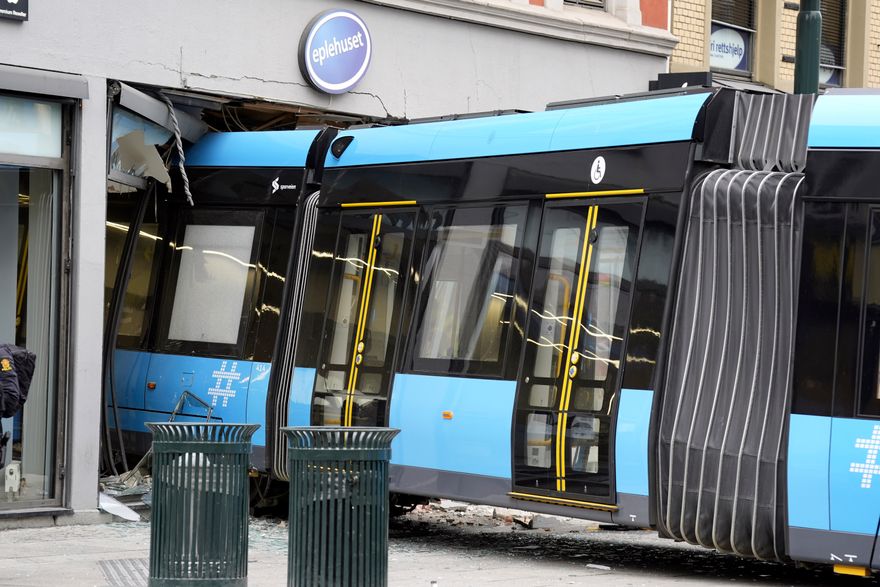 奧斯陸路面電車行駛途中脫軌　失控撞進路邊商家「車頭卡店內」致4傷