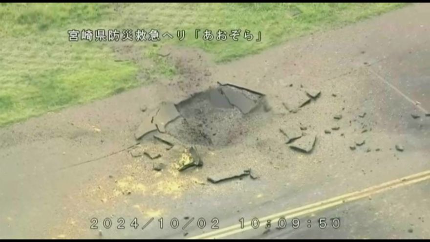 影/日本宮崎機場滑行道「二戰未爆彈」爆炸　疑為「定時引信」79年後引爆