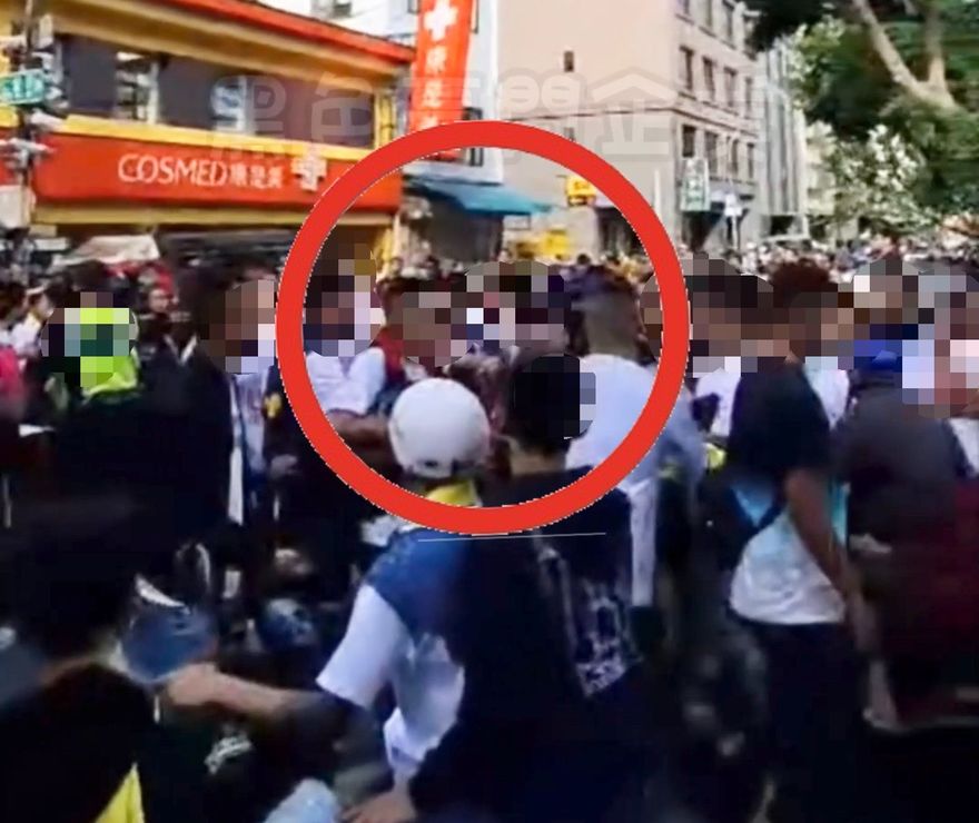 影/凡遶境必有衝突三重版！陣頭、主辦爆推擠　警急「人牆戰術」隔開