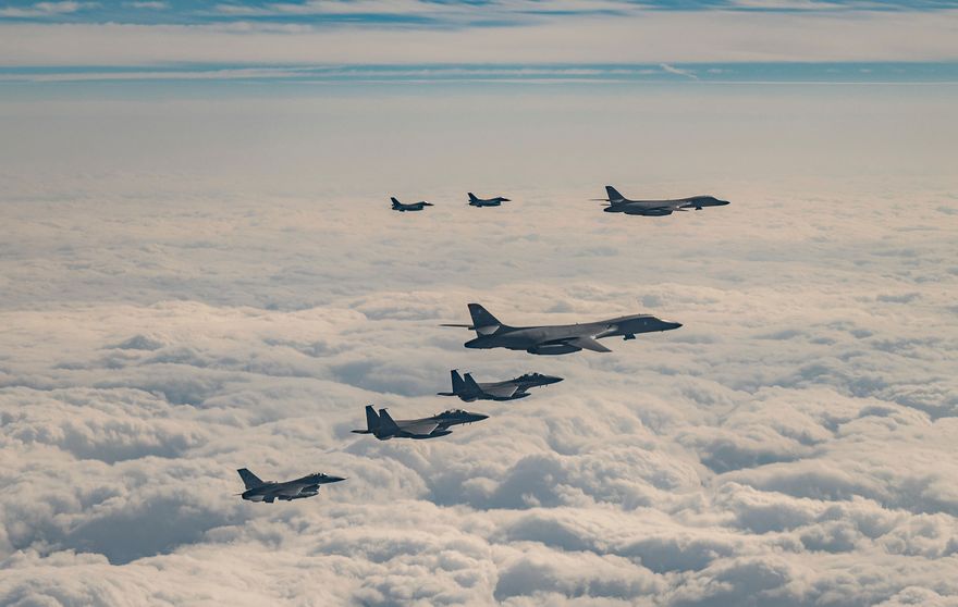 反制北韓射彈！美日韓空中聯合軍演　美B-1B轟炸機飛抵朝鮮半島威懾平壤