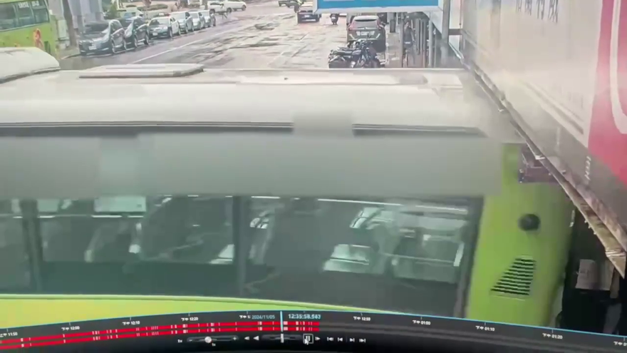 影/高速撞擊瞬間曝！北市信義區公車撞超商　竟是「自己滑行撞過去」