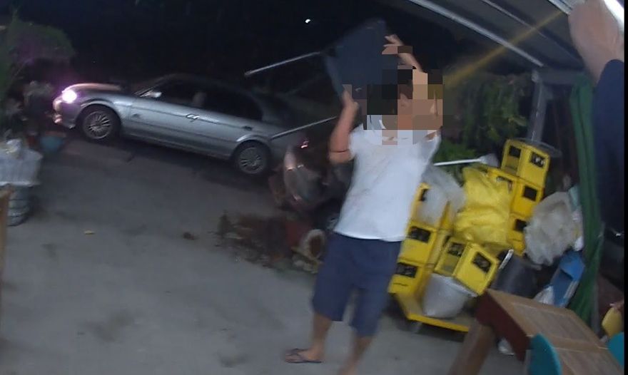 影/掃到颱風尾！台東醉男抓鐵椅攻擊父　警勸架制止左腿撕裂傷