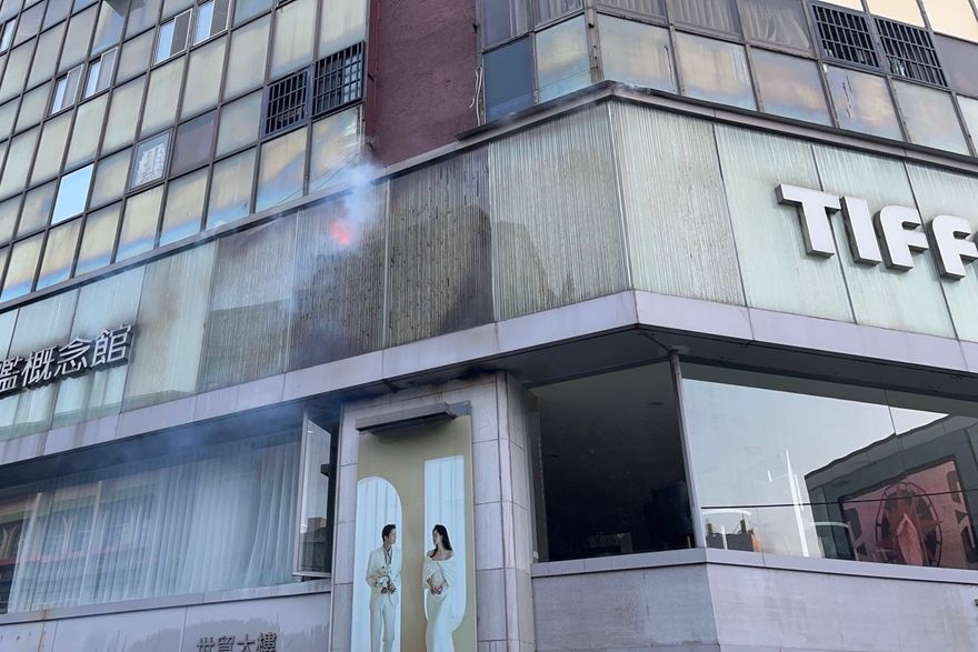 驚悚畫面流出！台中婚紗店廣告看板突起火　一度有人「受困8樓」
