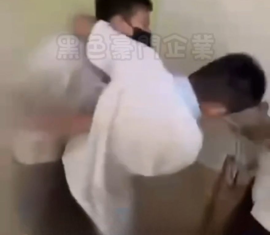 嘉義市某私中驚見校園暴力！國中生被抓進廁所「拳毆、大外割、短棒打屁股」
