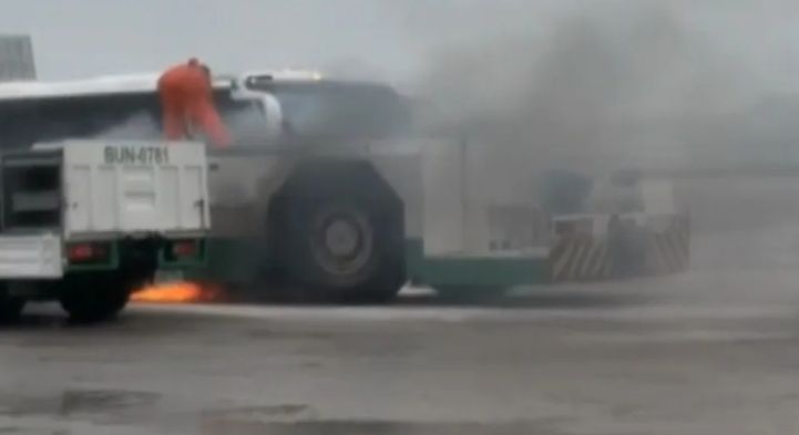 影/國門又出事！飛機拖車疑漏油起火　桃機航勤急滅火