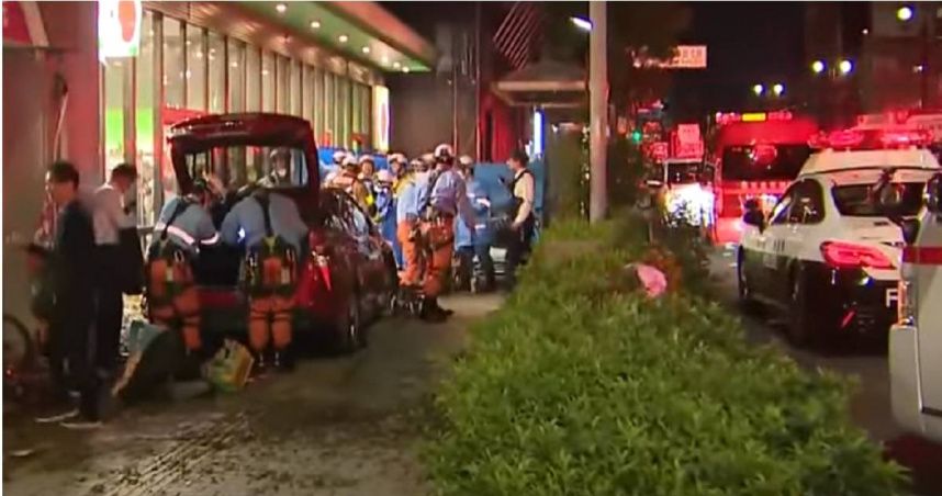 油門當煞車踩！84歲阿嬤駕駛撞飛22歲女　再失控衝人行道撞倒3人釀1死