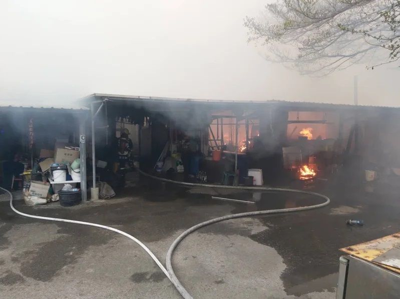 台中清水嚴重火警！鐵皮屋陷火海　全面燃燒畫面直擊